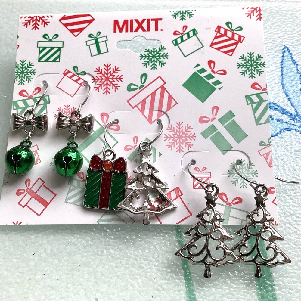 NEW Christmas set of 3 pair of earrings